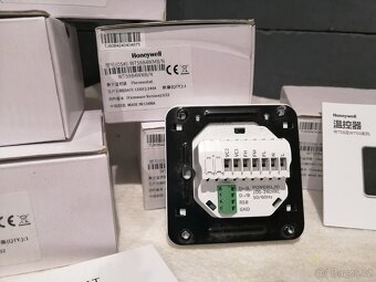 Termostat Honeywell s dotykovou obrazovkou řady WTS - 3