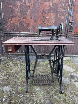 Starý šicí stroj - 3