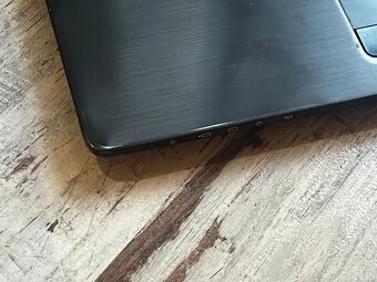 Fujitsu Lifebook U747, černý 14’ - 3