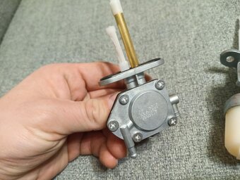 Palivový ventil podtlakový univerzálny, rozteč dier 34mm - 3