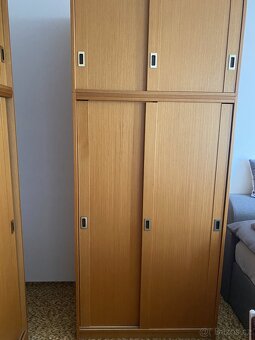 Dřevěné skříně – větší a menší, úložný prostor + police - 3