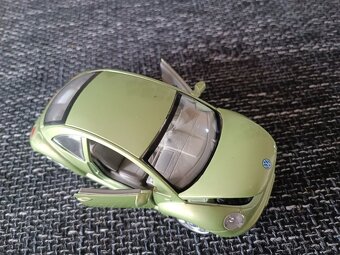 kovový model vozu Volkswagen New Beetle od značky Maist 1:25 - 3
