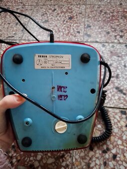 Staré telefony, červený, oranžový, černý - 3