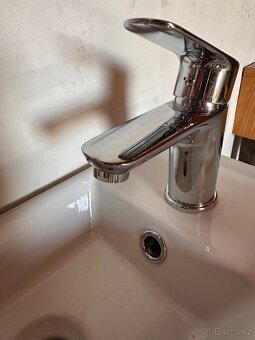 Umyvadlová skříňka a umyvadlo s baterií - 3