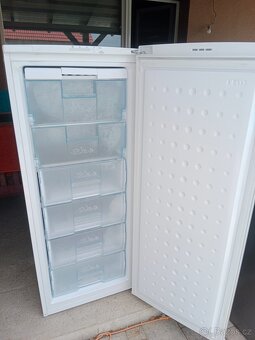 Suplikovy mrazak Beko - 3