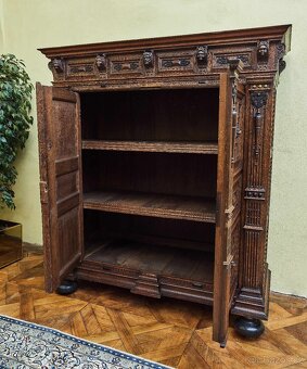 Vlámská renesanční skříň z dubu s bohatou řezbou - 3