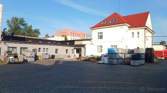 Prodej skladového prostoru 1.751m2 s vilou pro ubytování v H - 3