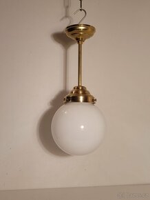 mosazný lustr, stínidlo bílá opálová koule až 4 ks - 3