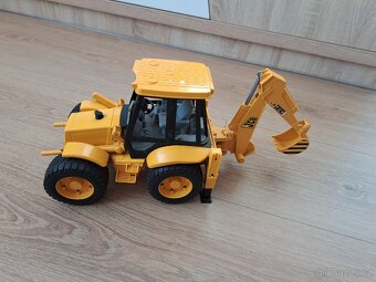 Bruder traktor bagr délka 30 cm - 3