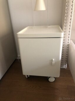 Velká komoda a dva noční stolky na kolečkách - 3