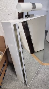 Koupelnová skříňka se zrcadlem a světlem - 3