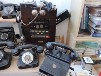 Staré stolní telefony - 3