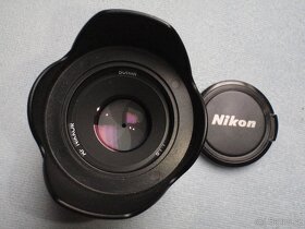 Základní objektiv Nikon AF Nikkor 50 f/1.8 + sluneční clona - 3