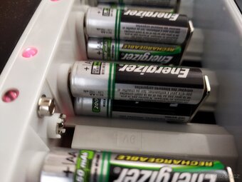 TRONIC - NABÍJEČKA TUŽKOVÝCH + 9 V BATERIÍ. - 3