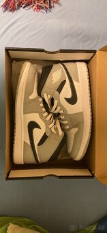 AIR JORDAN 1 MID "LIGHT SMOKE GREY" - 3