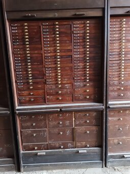 Prvorepublikové roletové šuplíkové skříně z obchodu - 3