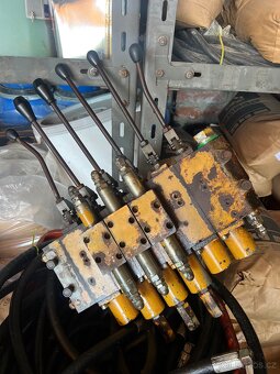 Hydraulický rozvaděč 6 páček velmi masivní - 3
