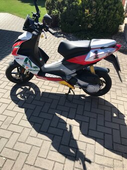 Prodám skutr Aprilia SR 50 R ,r.v.2012. - 3
