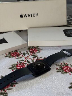 Apple Watch Series 8 45 mm černé s černým řemínkem. Bez škrá - 3
