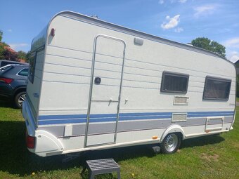 Prodám karavan hobby 495 UL . EL POJEZD, ODDĚLENÉ POSTELE - 3