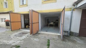 Bytový dům s mnoha nebytovými prostory - 3