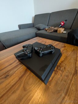 PlayStation 4 s dvěma ovladači - 3