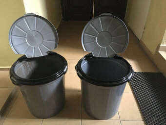 Plastové nádoby na odpadky, listí, a cokoliv; Včetně kbelíku - 3