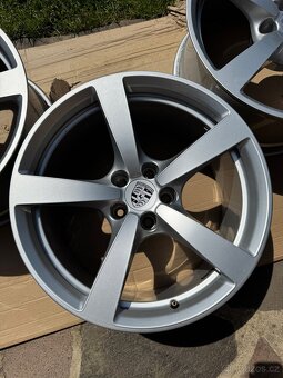Kola Porsche Macan r18 - 3