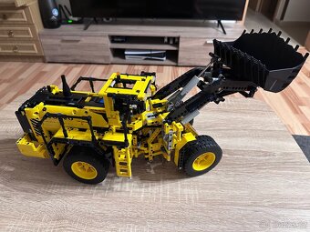 Lego Technic 42030 Volvo kolový nakladač - 3
