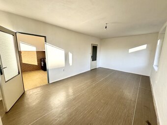 Slunný byt 2+1 s lodžií, klidné bydlení v centru města Pardu - 3