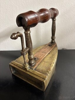 Mosazná žehlička Biedermeier - 3