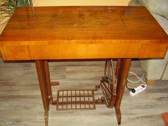 Starý šicí stroj - 3