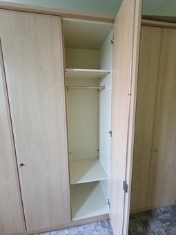 Trojdílná šatní skříň - 3