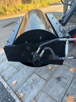 Vibrační válec hladký pro mininakladač - 3