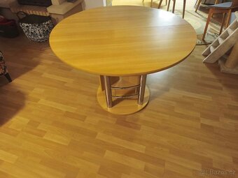 Prodám rozkládací kulatý kuchyňský stůl a 4 dřevěné židle. - 3