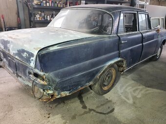 Mercedes W110 200 D, motor v chodu, z 90% kompletní - 3
