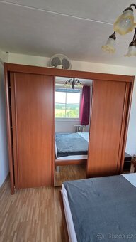 Šatní skříň se zrcadlem - 3