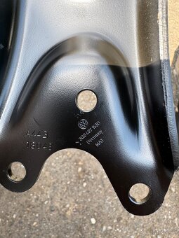 rameno přední levé VW ŠKODA 3Q0407153D - 3