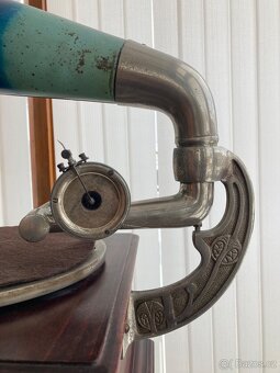 Starožitný gramofon na kliku s troubou - 3