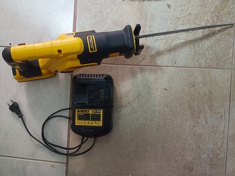Aku šavlová pila DeWalt 18V, nabíječka 230V, baterie - 3