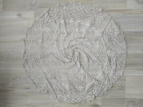 Starožitné ručně vyšívané dečky, broušená mísa, vějíř - 3