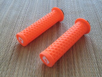 Nové mtb gripy ODI Vans V1.0 Lock-On Grips - 3