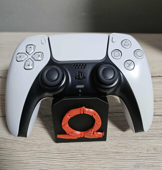 PlayStation 5 s mechanikou + God of War + stylový stojan - 3