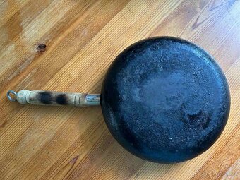 Retro litinová pánev se smaltovaným vnitřkem – průměr 25 cm - 3