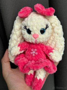Háčkovaný králíček 20 cm + karabinka jako dárek - 3