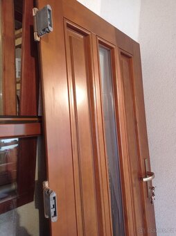 Částečně prosklené dřevěné vchodové dveře - 3