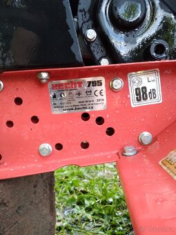 Kultivator Hecht 795 na srovnání pozemku. - 3