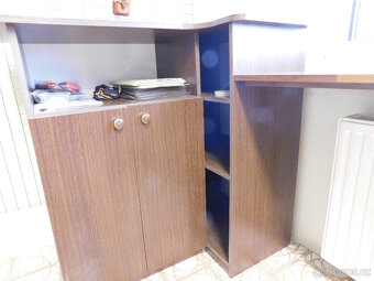 Stůl rohový se skříňkou a policemi - 3