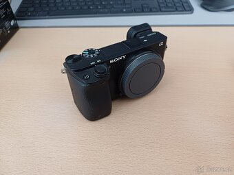 Sony A6400 tělo + příslušenství - 3