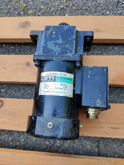 Elektromotor s převodovkou - 3
